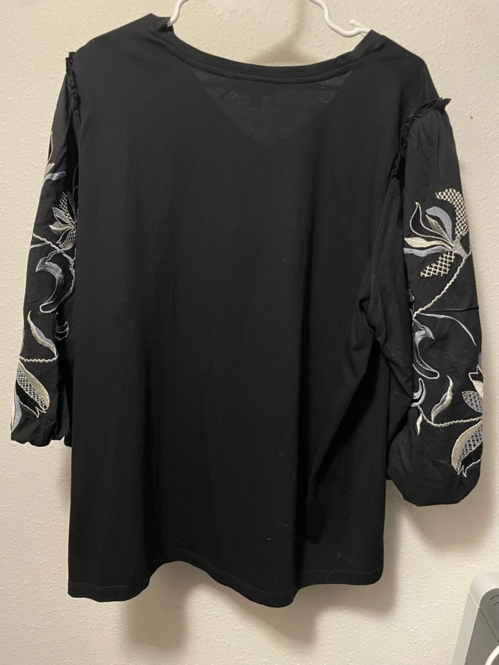 Chicos NWT Embroidered Puff Sleeve Top Black Size 4 XXL V Neck 3/4 Sleeve - Picture 11 of 14